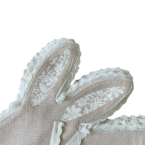 Lillian August Tan Bunny Shaped Placemats 17in Set of 4 Lace Accents NEW - Picture 2 of 10